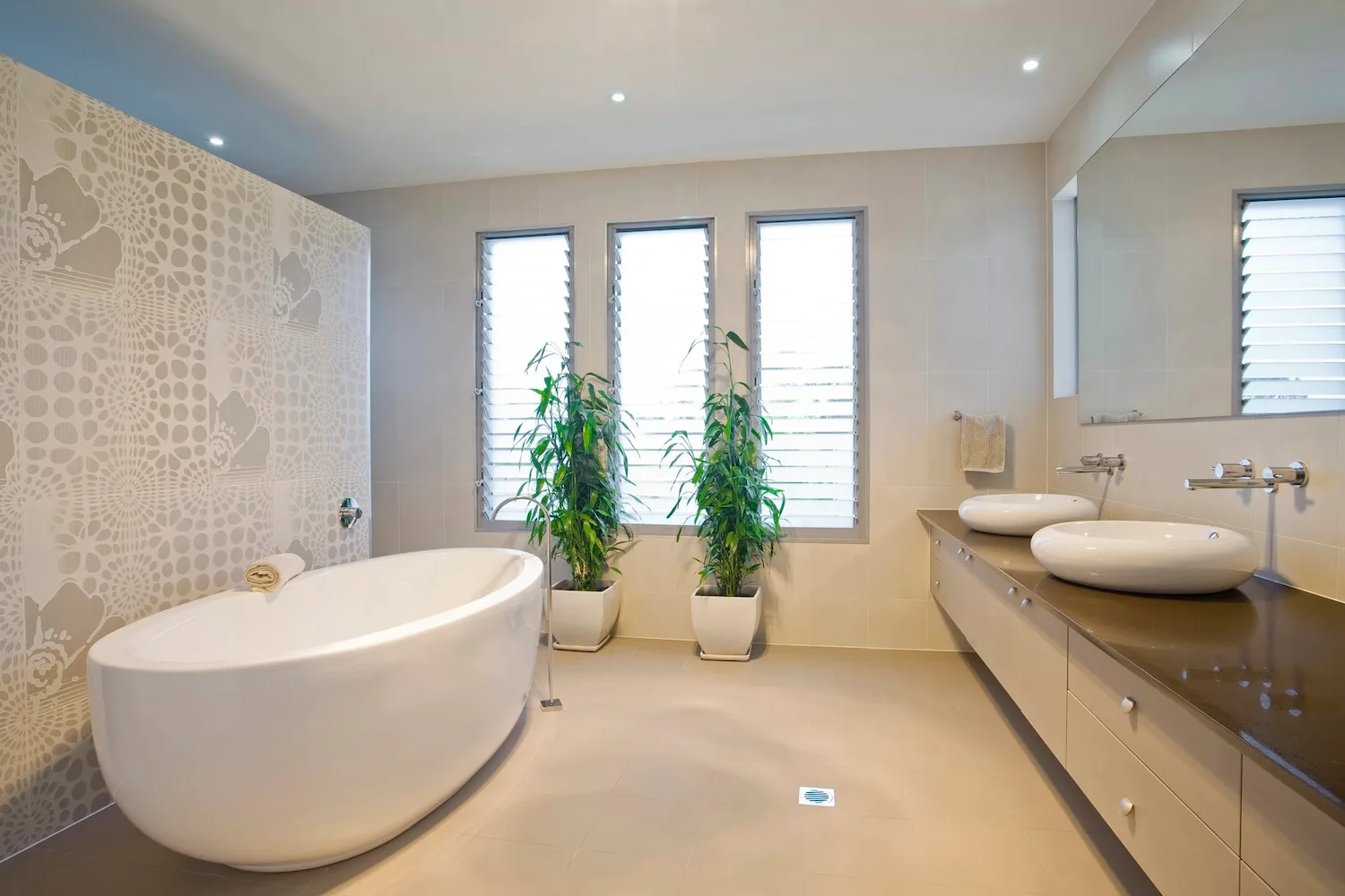 Freestanding tub with patterned feature wall and twin vessel sinks